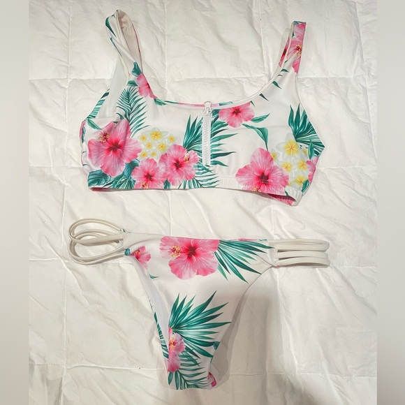 Bikini - Picture 2 of 3